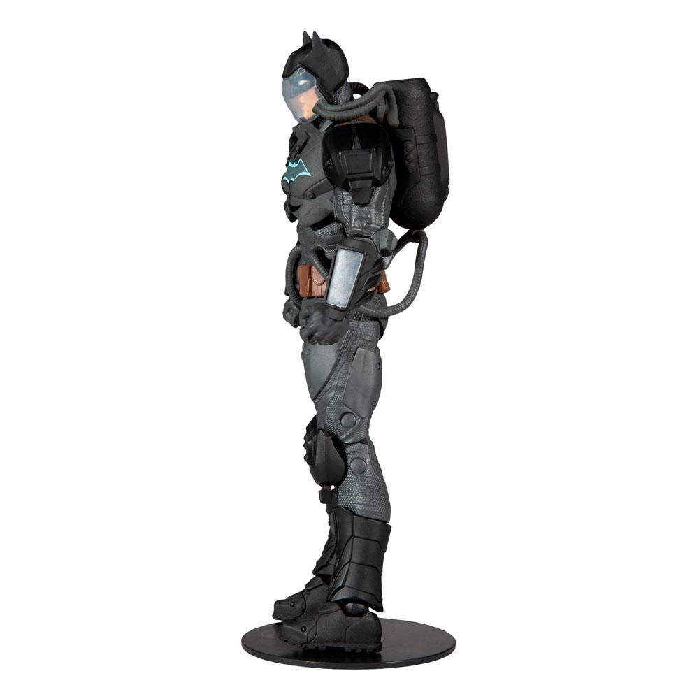 Figura Batman Hazmat Suit McFarlane en traje protector gris con detalles negros y base circular Figura Batman Hazmat Suit McFarlane en traje protector gris con detalles negros y base circular